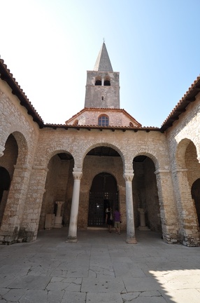 Basilica Courtyard2